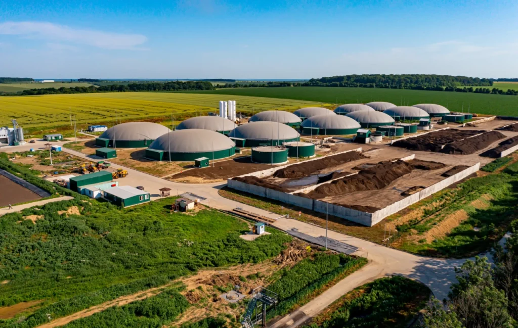przemysłowa biogazownia z kompostownią, w której wytwarza się biogaz, poferment, a następnie kompost