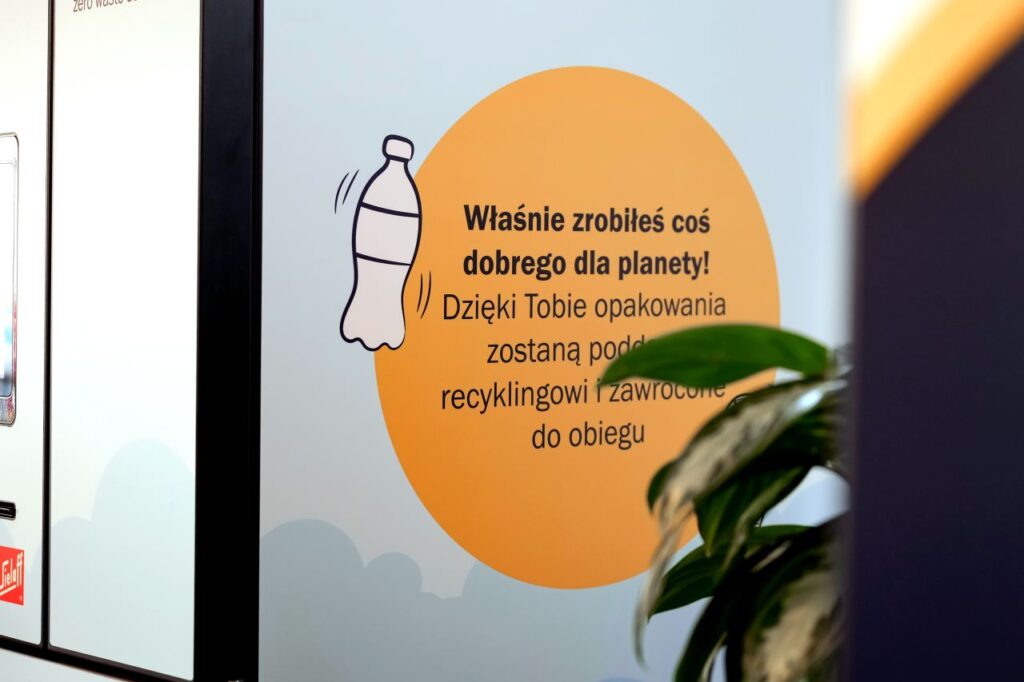 komunikat na butelkomacie motywujący do selektywnej zbiórki opakowań w ramach systemu kaucyjnego